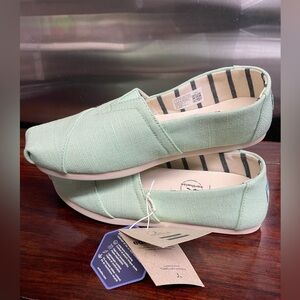 TOMS Classic Pastel Green shoes size 7 NWT